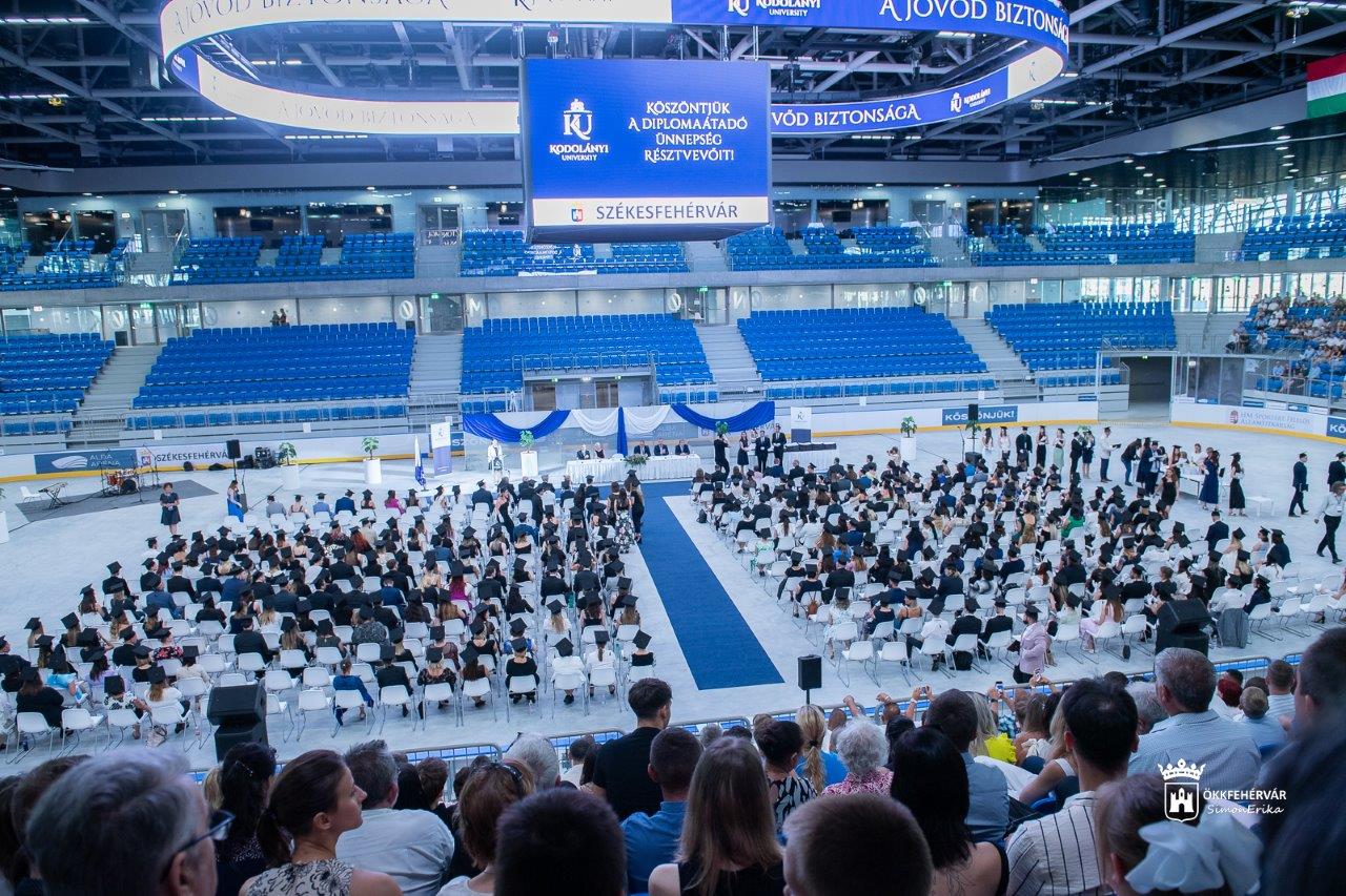 Közel nyolcszázan diplomáztak a Kodolányi János Egyetemen