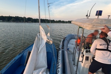 Vitorlást és legénységét mentették meg a Velencei-tónál