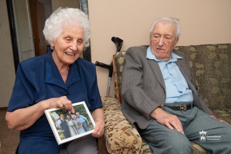 A múlt erősen tart, de a jövő ad célokat: - 65 év házasság szoros kötelék