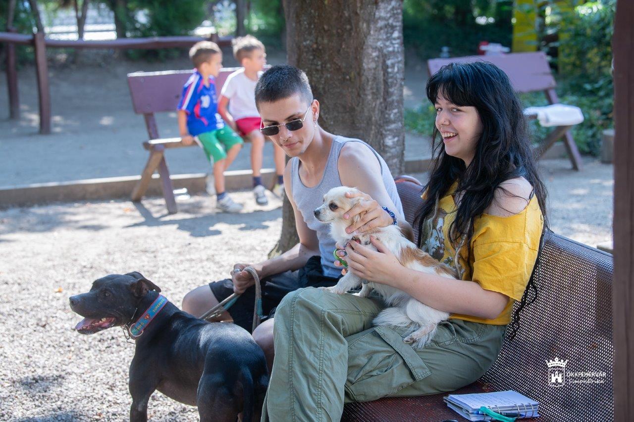 Kutyás foglalkozással és kézműveskedéssel indult a Karitász tábor