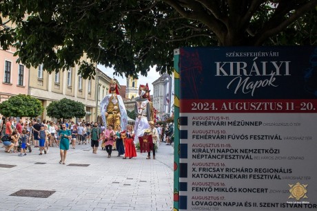 Időutazás a középkorba - szombaton ismét felvonulnak az óriásbábok