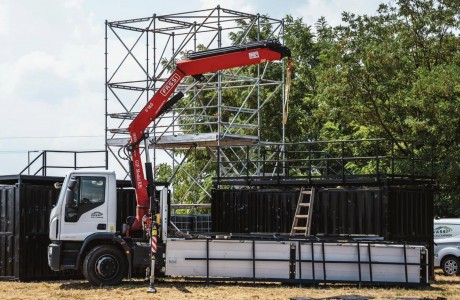 Már épülnek a színpadok a FEZEN-en - jövő szerdán startol a fesztivál