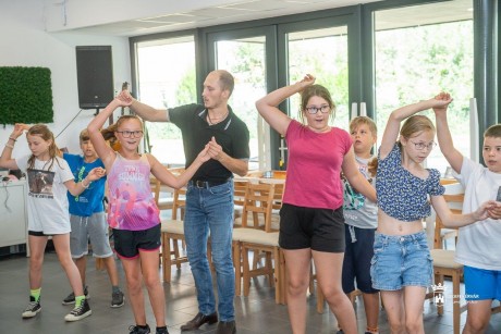 Néptánc, kézműveskedés, beszélgetés és sport a Velencei táborban