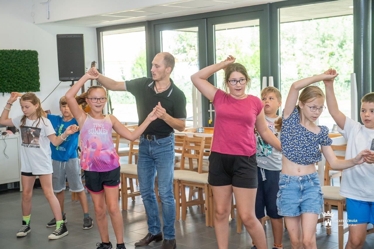 Néptánc, kézműveskedés, beszélgetés és sport a Velencei táborban