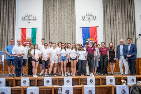 A Városházára látogattak a Kárpát-medencei Színjátszó Tábor diákjai