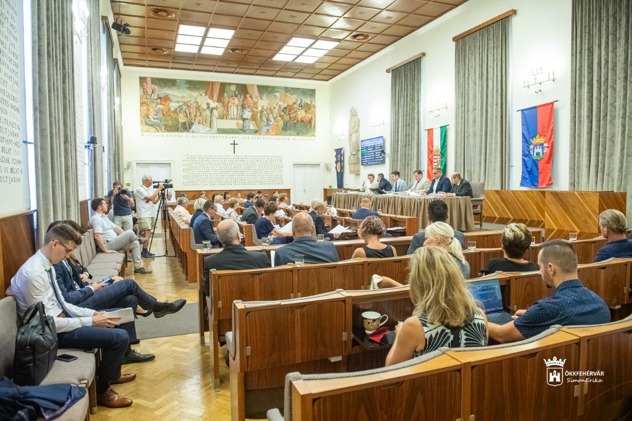 Közétkeztetés, iskolafelújítás, útépítés - közgyűlési összefoglaló