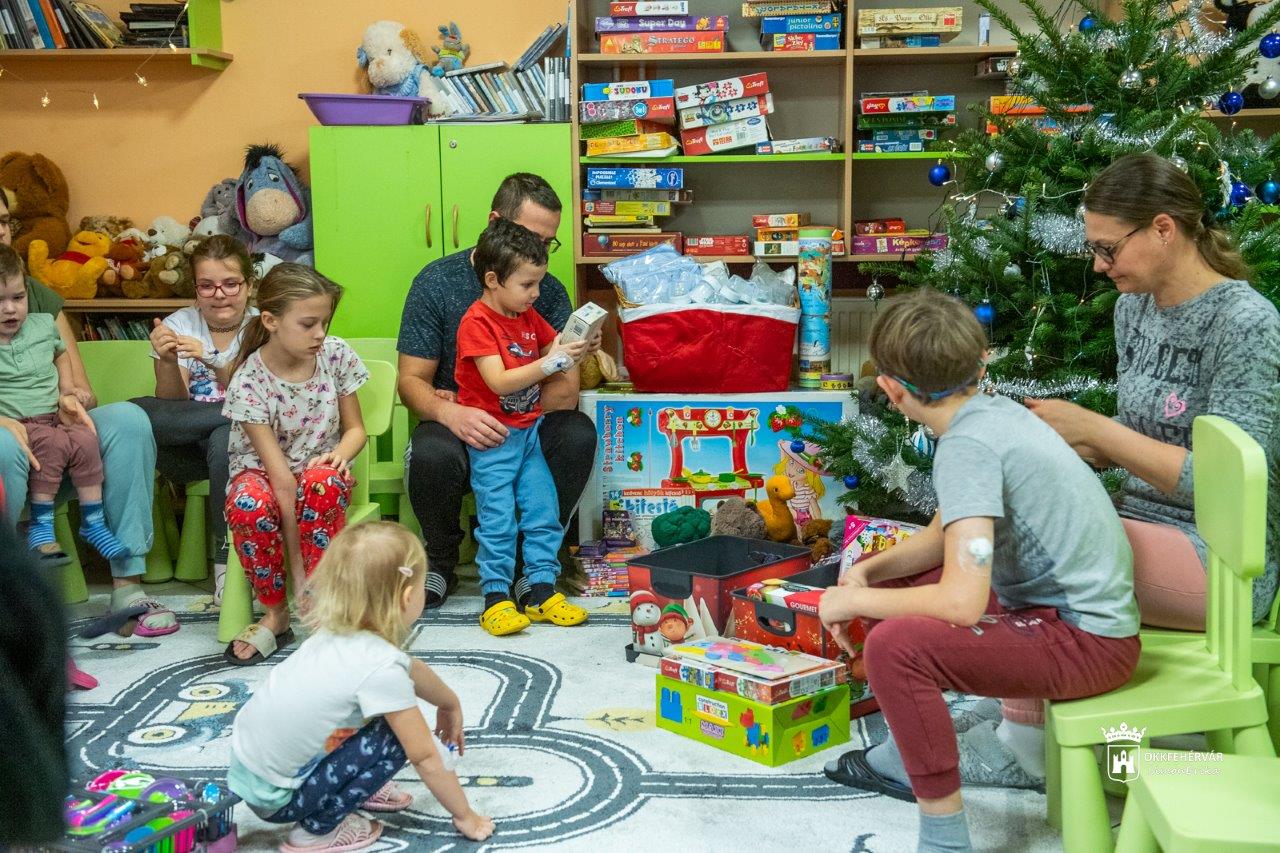 Mosolyt csaltak a kis betegek arcára - zeneszó és karácsonyi meglepetések a kórház gyermekosztályán