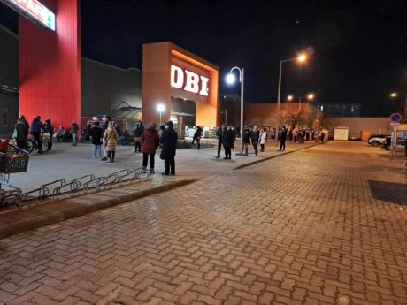 Két fehérvári üzletközpontot is bombafenyegetés miatt kellett kiüríteni kedden este