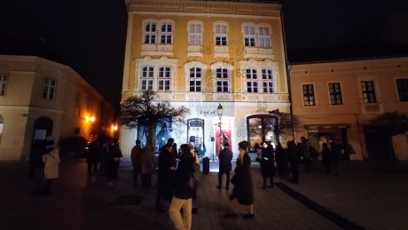 Gyerekeknek bűvész showt, felnőtteknek színházi komédiát kínálnak az Igézőben