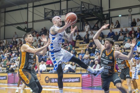 100 pont fölött dobott az Alba és legyőzte a pécsieket