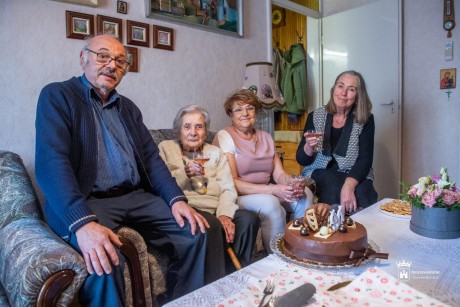 Fogadjatok szót a szüleiteknek! - köszöntötték a 90 éves Rédei Kornélné Gizi nénit