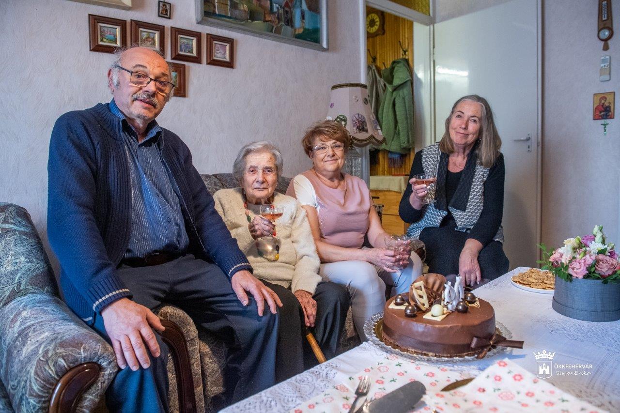 Fogadjatok szót a szüleiteknek! - köszöntötték a 90 éves Rédei Kornélné Gizi nénit