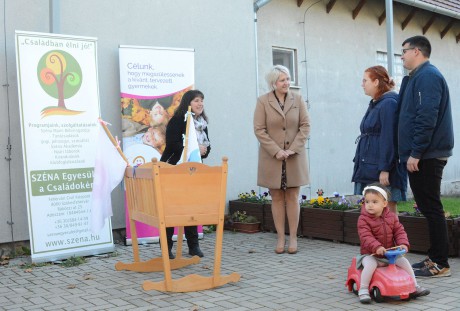 Ismét lehet pályázni a SZÉNA Egyesület vándorbölcsőjére