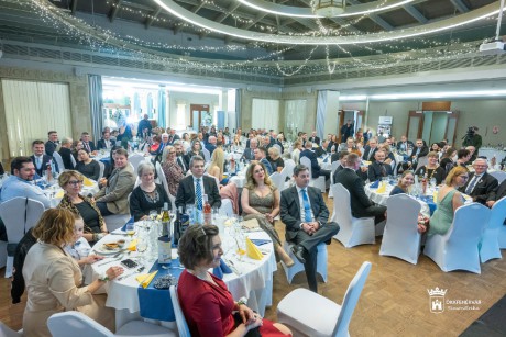 Székesfehérvár polgármestere vehette át a 2025-ös Rotary díjat a szervezet jótékonysági bálján