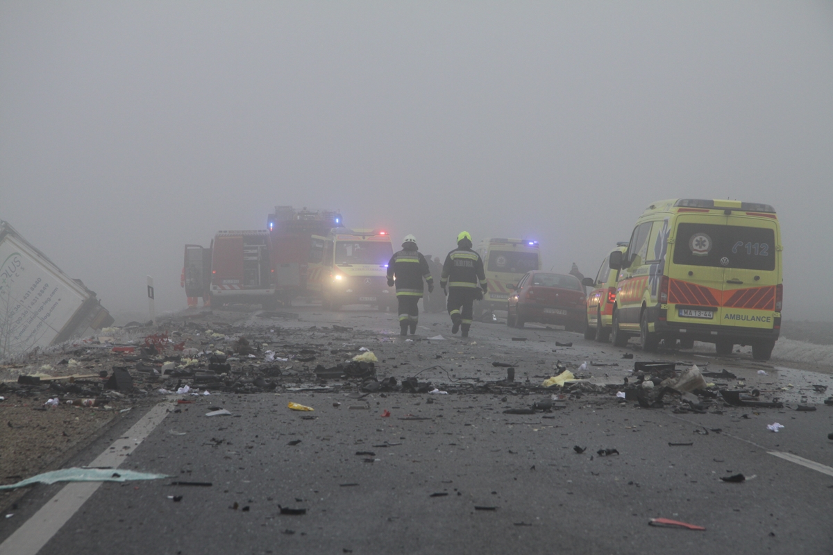 Teljes útlezárás - két kamion és három személyautó ütközött a 81-es főúton, Sárkeresztesnél