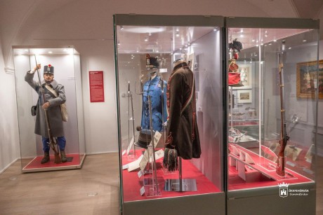Katonai egyenruhákról tartanak tematikus tárlatvezetést a Hadimustra című kiállításban