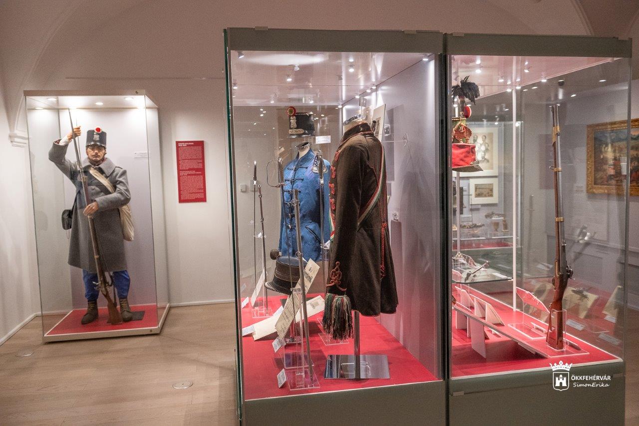 Katonai egyenruhákról tartanak tematikus tárlatvezetést a Hadimustra című kiállításban