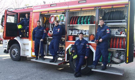 Négy új tűzoltó őrmester állt szolgálatba a székesfehérvári tűzoltó-parancsnokságon