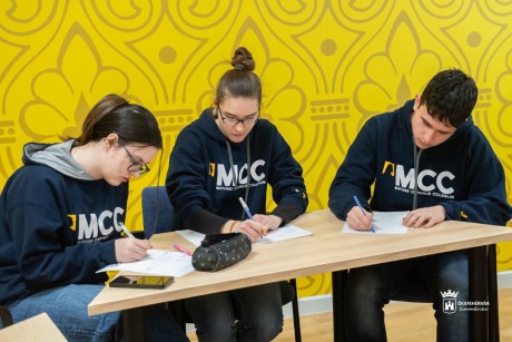 Az „Eszter és a Csürhe” csapata nyerte az MCC Kárpát-medencei vitaversenyének regionális, fehérvári döntőjét