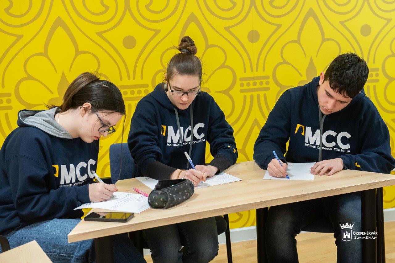 Az „Eszter és a Csürhe” csapata nyerte az MCC Kárpát-medencei vitaversenyének regionális, fehérvári döntőjét