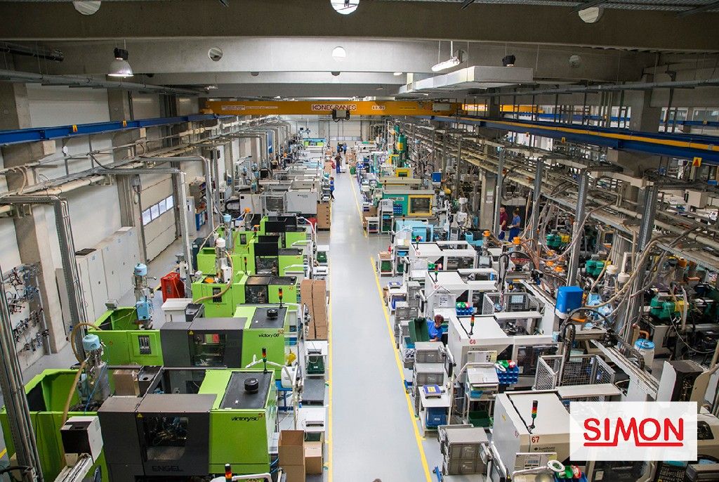 A Kodolányi új partnere lesz a duális képzésben a SIMON Plastics Kft.