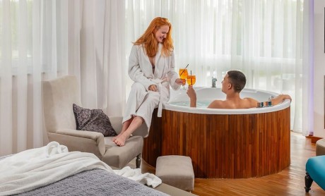 Valentin-napi játék a Vörösmarty Rádióban - akár romantikus éjszakát is nyerhettek jakuzzis delux szobában