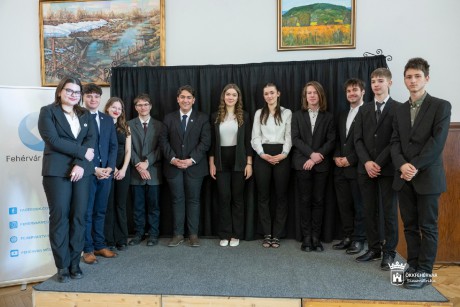 Fehérvári Versünnep - 12 tehetséges fiatal jutott az áprilisi döntőbe