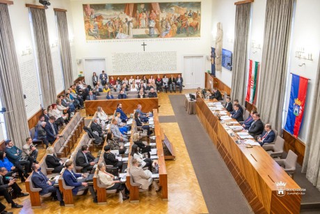 Politikai oldalakon átívelő támogatottság - elfogadták Fehérvár 2025-ös költségvetését