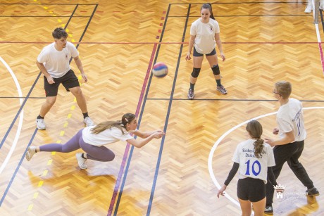 24 órán át a háló felett a labda - újra röplabdázik a Diáktanács