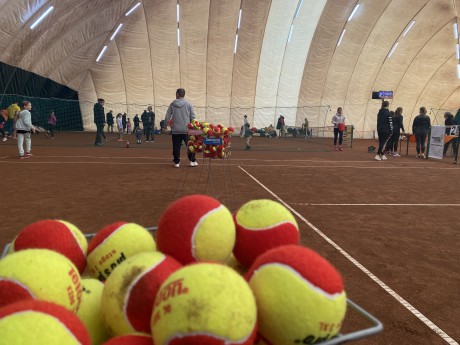 Nálad a szerva, Nagyi!  - Családi tenisznapot tartott az Alba Bianca Tennis Club a Bregyó közben