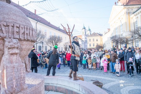 Megették a fánkot, eltemették a bőgőt - közösen űzték ki a telet a fehérváriak