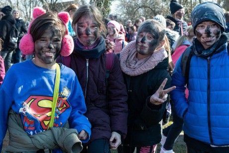 Több száz fehérvári iskolás vonult a maskarásokkal a mohai tikverőzésen