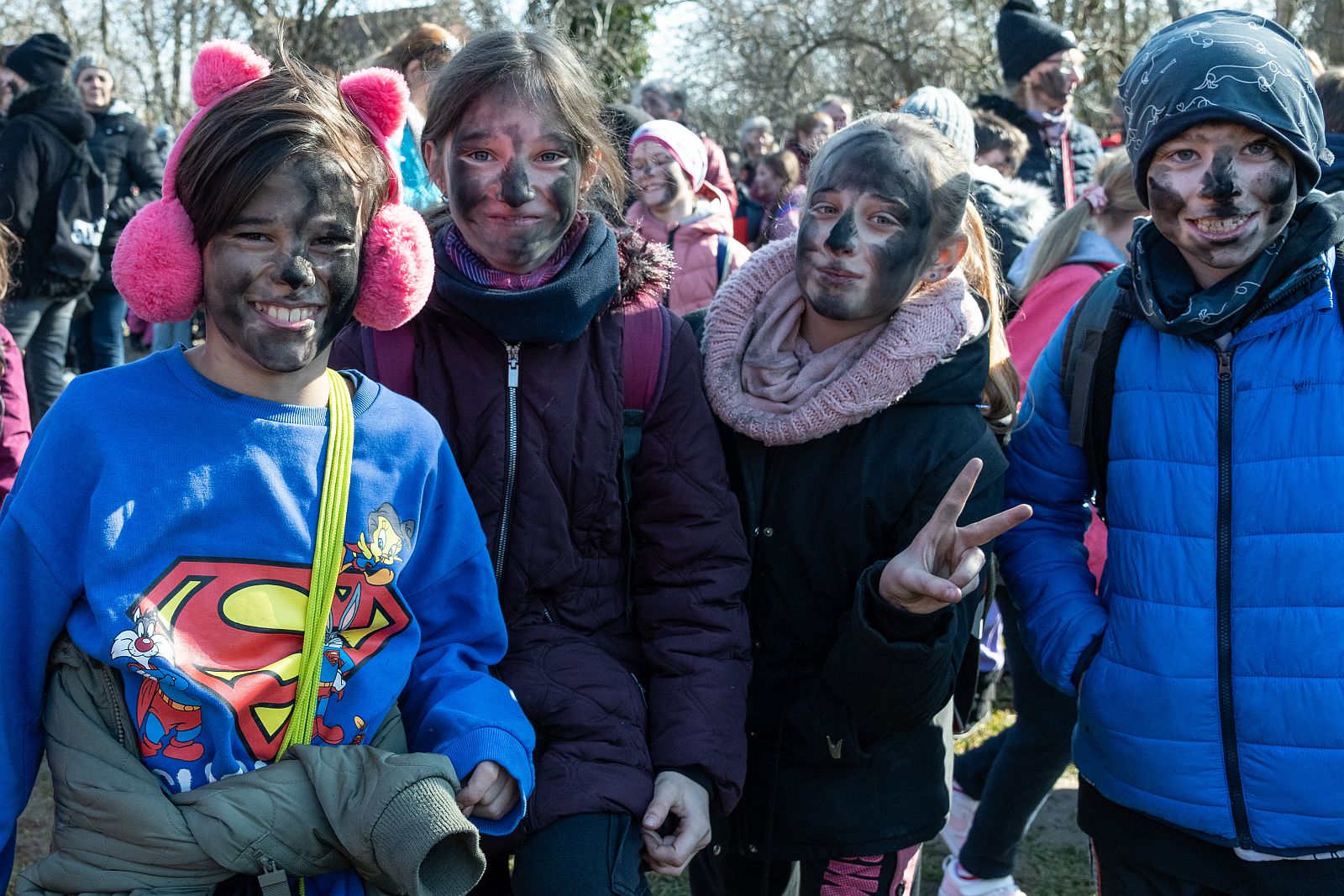 Több száz fehérvári iskolás vonult a maskarásokkal a mohai tikverőzésen