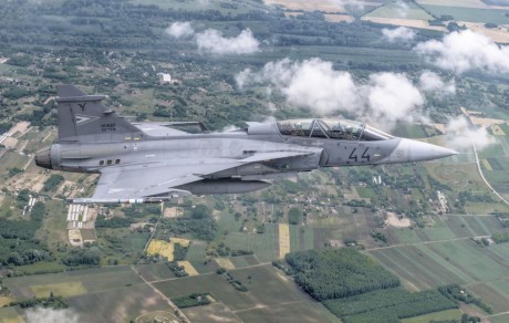 Vitorlázó repülőgéptől a Gripenig - nyílt napok Börgöndön tinédzsereknek