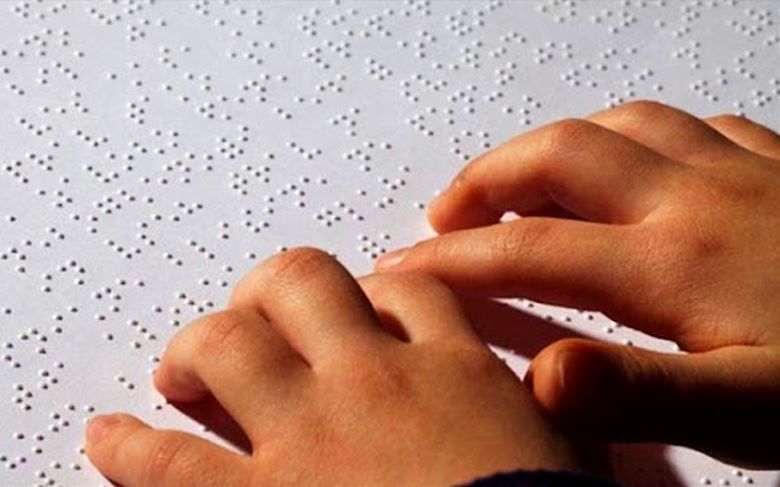Érzékenyítő program a könyvtárban, megismerhetjük a Braille-írást