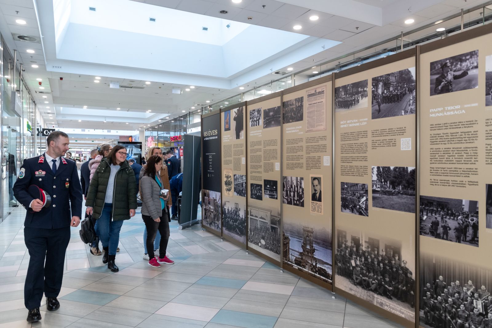 Az Alba Plazában látható a 75 éves tűzoltóképzést és a 85 éves Tűzoltózenekart bemutató kiállítás
