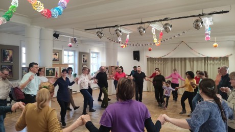 Görög táncház a VOKE-ban - a Sirtaki tanítja a lépéseket