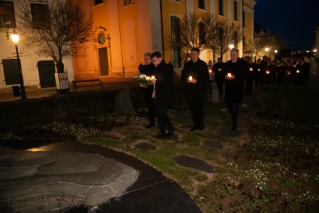 Csendes mécsesgyújtással emlékeztek a II. világháború székesfehérvári áldozataira