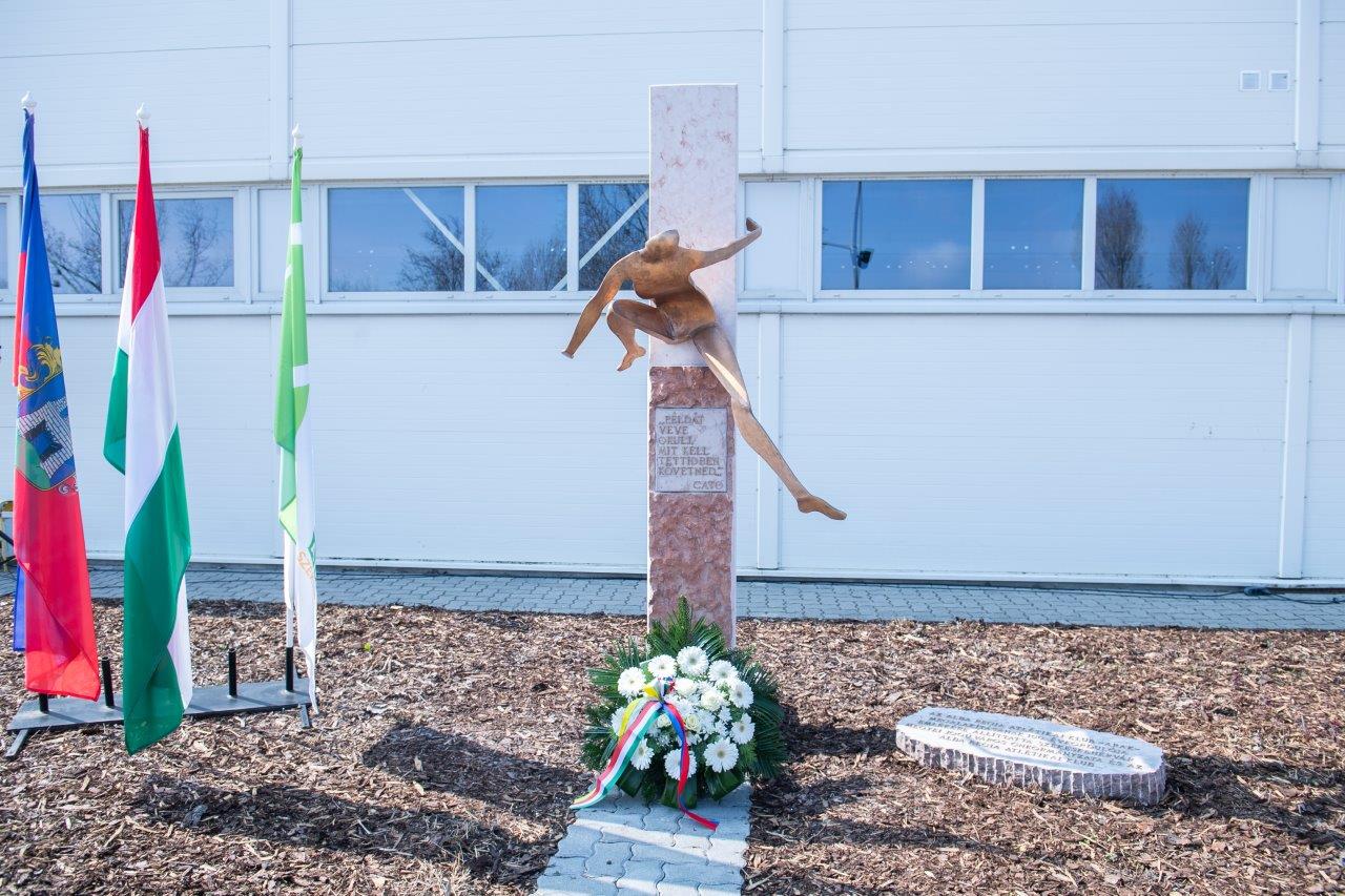 Emlékmű a Bregyóban a 100 éves Alba Regia Atlétikai Klub tiszteletére