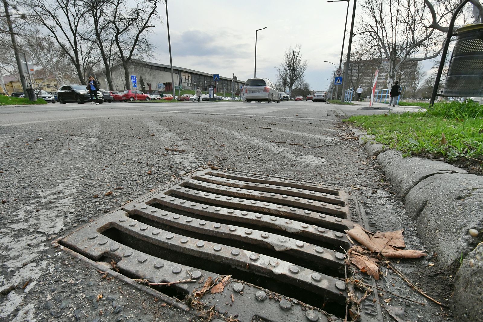 22 ezer fehérvári víznyelőt takarítanak - vödörszámra szedik a csikkeket a belvárosban