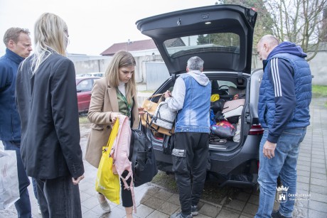 Tisztasági termékekkel teli táskákat adományozott az Emerson a hajléktalan nők számára