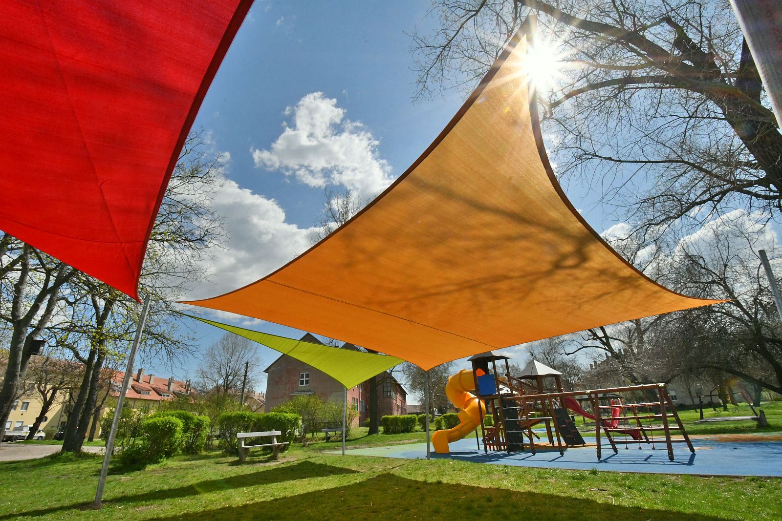 Elkezdődött a napvitorlák kihelyezése a Fehérvári játszóterekre