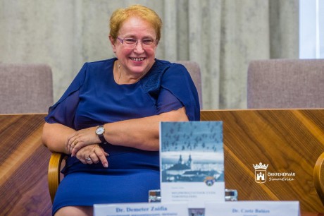 A Székesfehérvár Anno 1956-ról szóló kötetéhez keres fehérvári fotókat dr. Demeter Zsófia