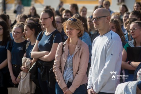 Spanyol, szlovén és magyar diákok adnak közös utcai szerenádot a Belvárosban és Sóstón