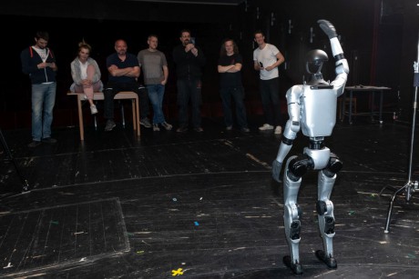 Humanoid robot a társulatban – a világon először alakít szerepet egy robot a székesfehérvári Vörösmarty Színházban!