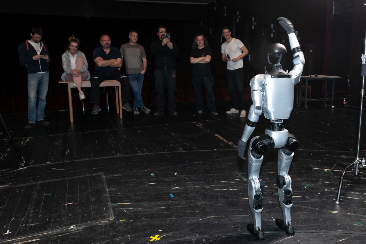 Humanoid robot a társulatban – a világon először alakít szerepet egy robot a székesfehérvári Vörösmarty Színházban!