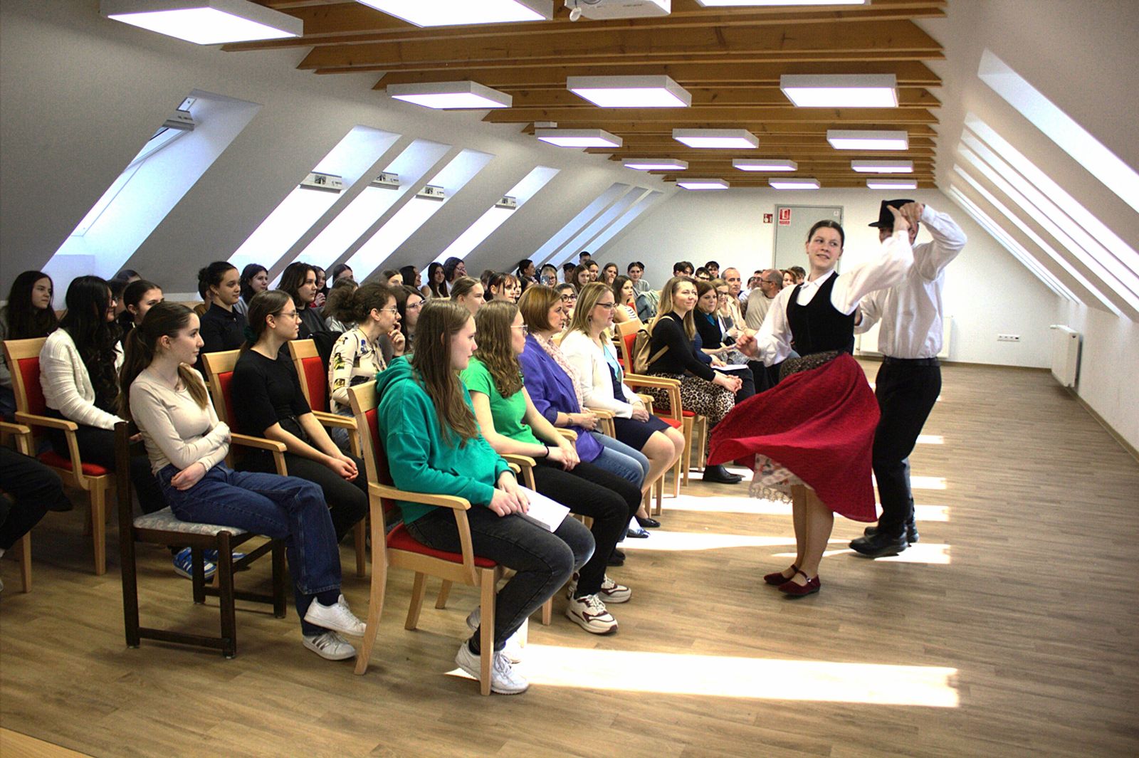 A művészet mint a természet hangja – spanyol és szlovén diákok érkeztek Fehérvárra kodályos vendéglátóikhoz