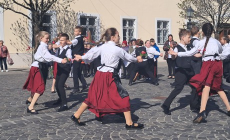 Német népviseletbe öltözve táncolták át a Belvárost a Felsővárosi Általános Iskola diákjai