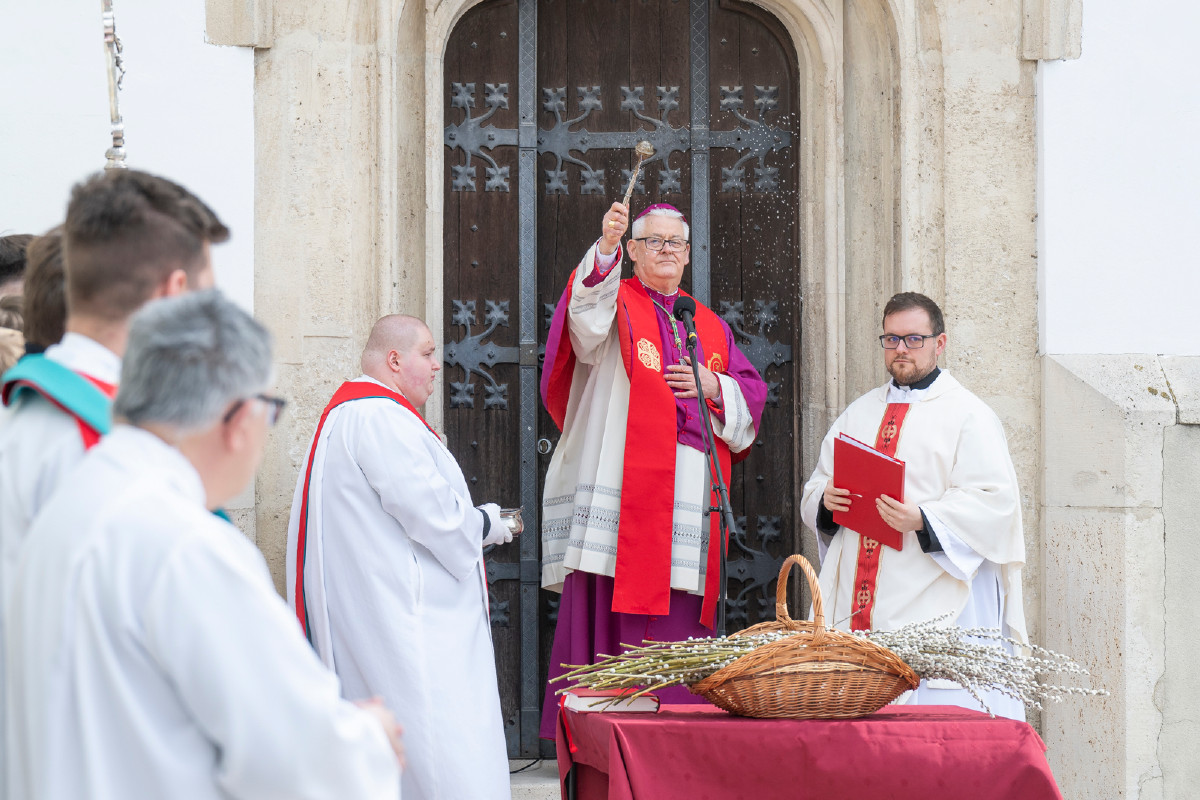 Virágvasárnap - barkaszenteléssel és püspöki misével kezdetét vette a nagyhét