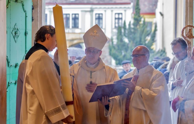 Nagypénteki keresztút, húsvéti körmenet és húsvétvasárnapi szentmise
